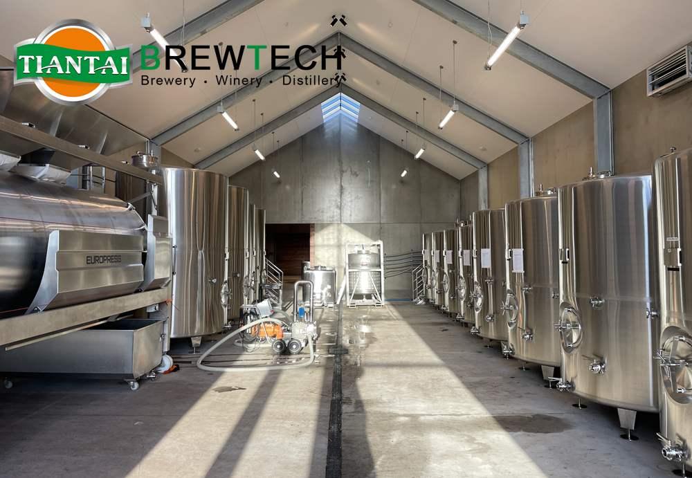 Cylindral Wine Tanks